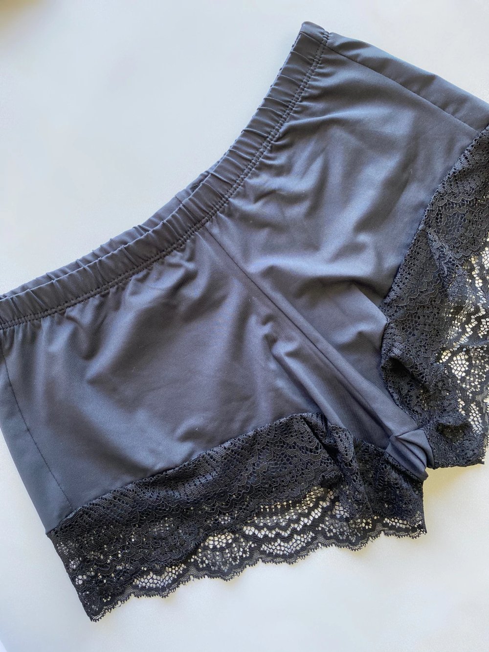 Detalhe da renda e do elástico na barra do short do conjunto 3 peças