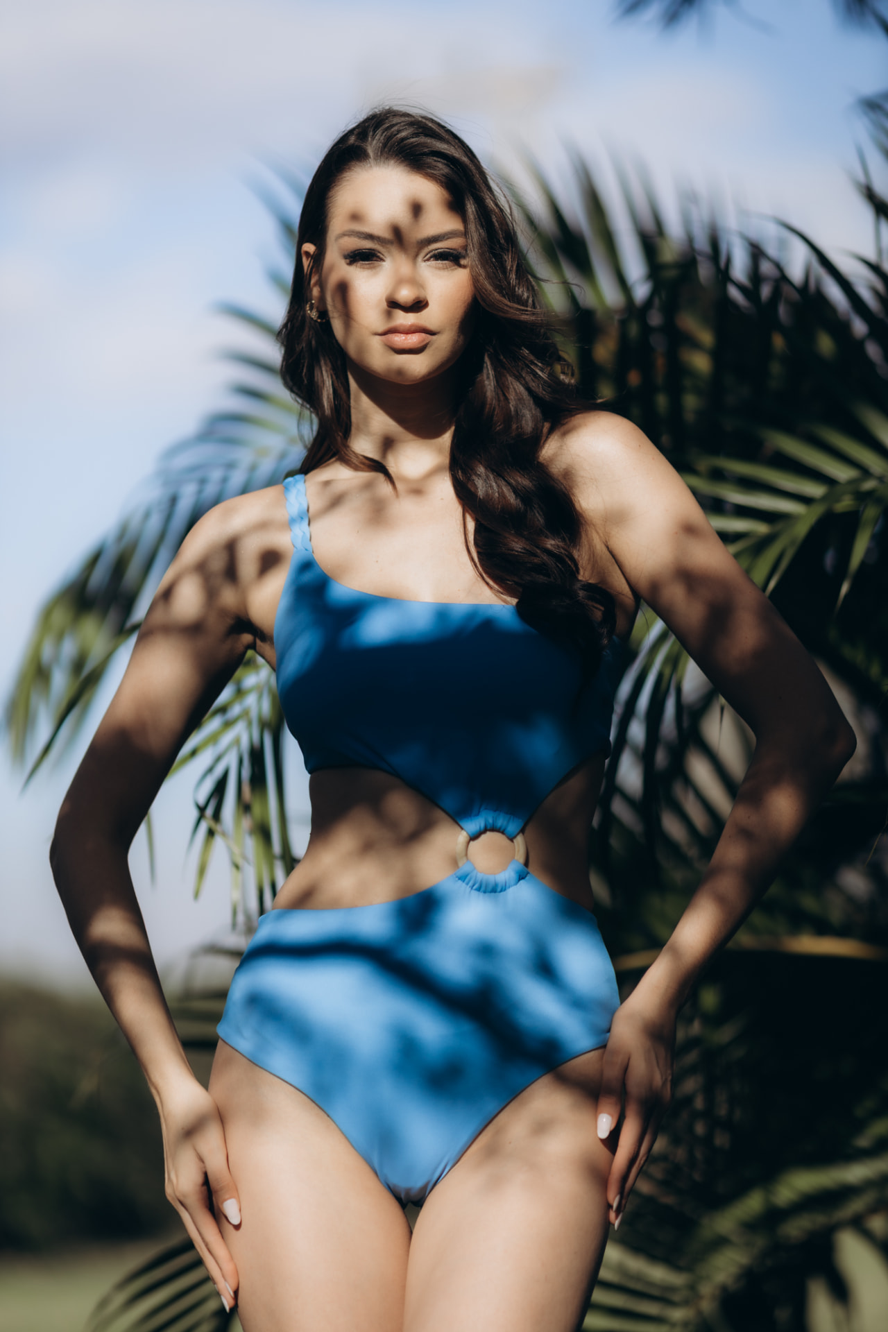 Maiô de uma manga azul com argola
